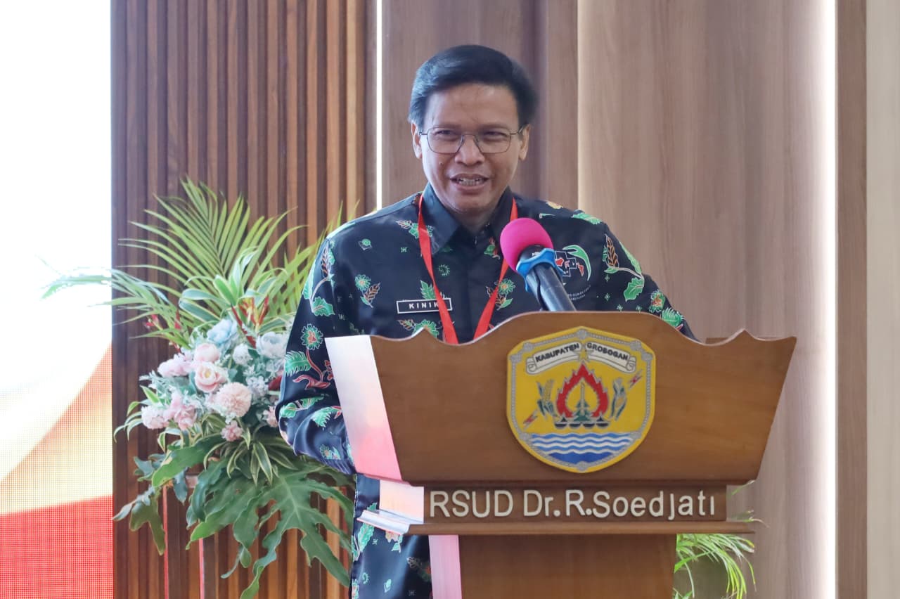 Ketua tim survei akreditasi menyampaikan paparan di RSUD Soedjatijpeg