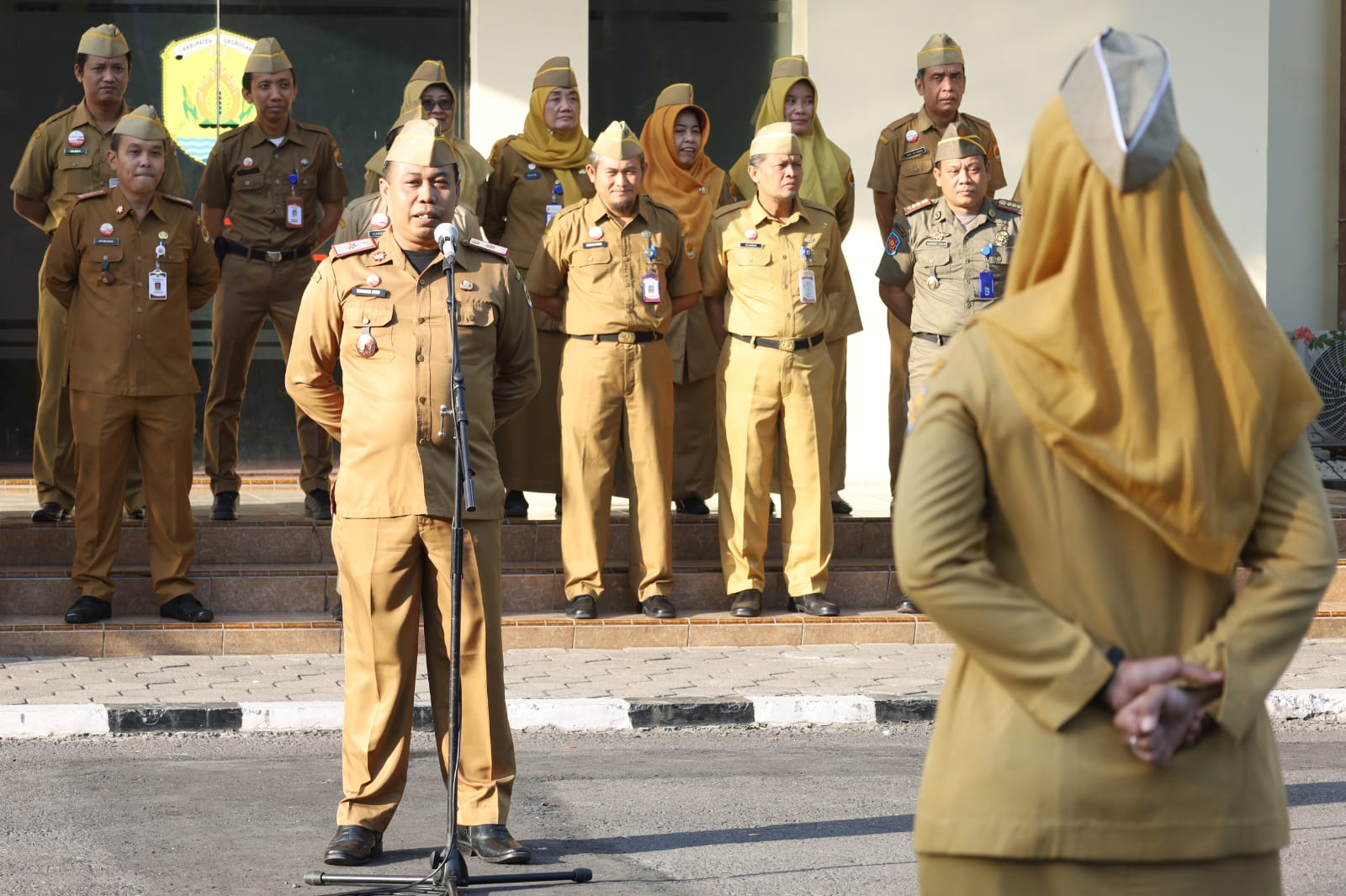 Asisten Perekonomian dan Pembangunan Sekda Grobogan Widodo Joko Nugroho memberikan arahan saat memimpin apel pagi bersama di Purwodadi