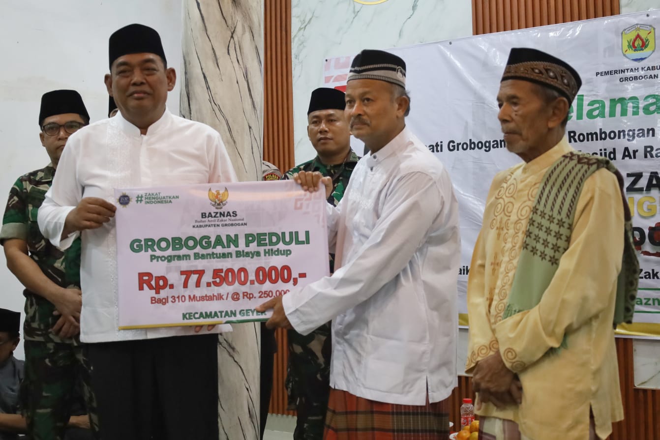Bupati Grobogan serahkan bantuan biaya hidup saat Safari Ramadan di Geyer