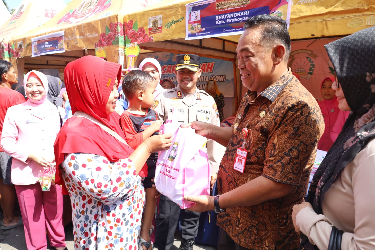 Bupati membelikan parsel kepada pengunjung pasar murah