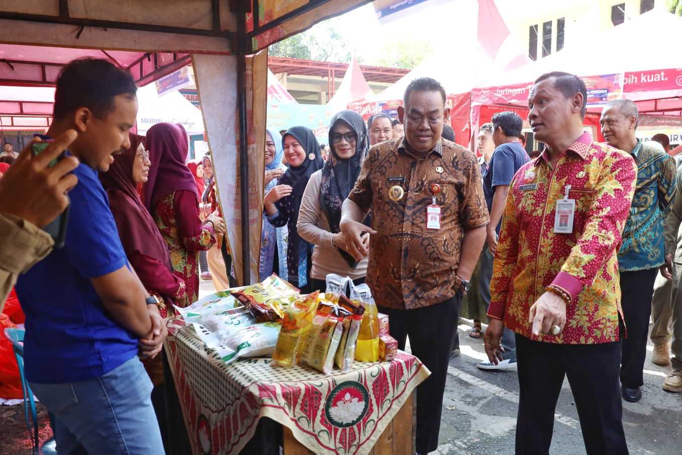 Bupati meninjau stand pasar murah