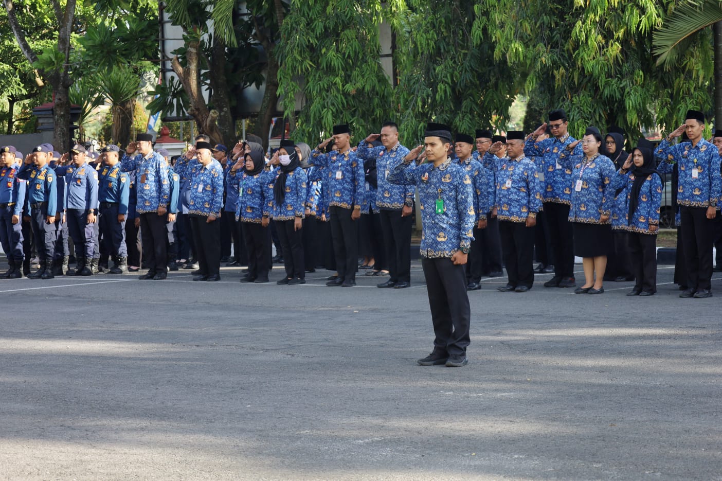 IKUTI APEL. Sejumlah ASN di lingkungan Pemkab Grobogan mengikuti apel pagi dengan khidmat di halaman Setda.