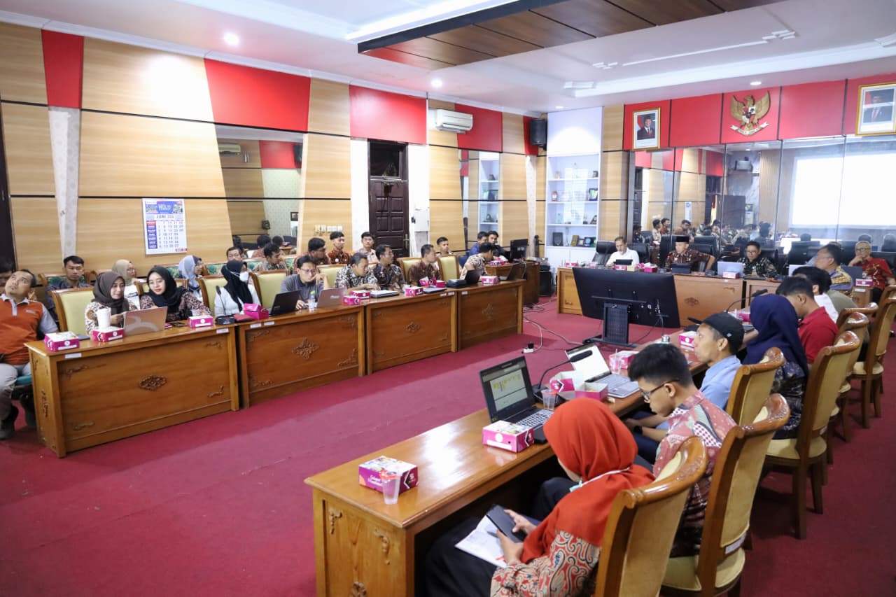 Jajaran asisten sekda kepala perangkat daerah dan Tim Evaluator AKIP mengikuti Rapat Koordinasi Persiapan Evaluasi AKIP Perangkat Daerah Tahun 2026 di Ruang Rapat Wakil Bupati Grobogan