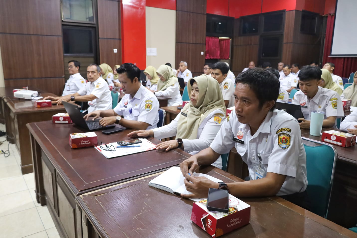 Jajaran pejabat dan aparatur sipil negara ASN mengikuti Rapat Koordinasi dan Evaluasi Kinerja Sekretariat Daerah Triwulan II Tahun 2026 di Ruang Rapat Setda Kabupaten Grobogan