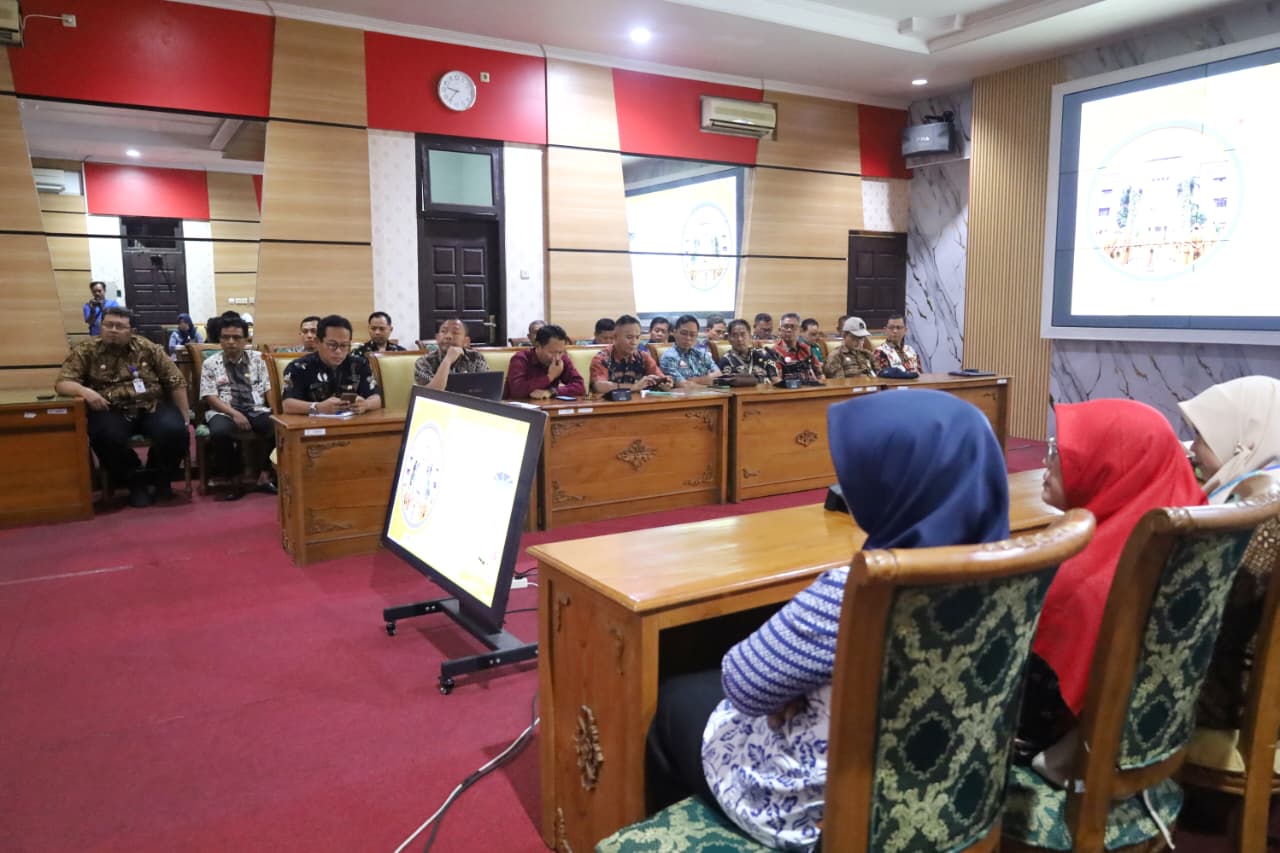 Jajaran pengelola Badan Layanan Umum Daerah BLUD di lingkungan Pemkab Grobogan menyimak sosialisasi penerapan sistem SIPD e BLUD di ruang rapat Wakil Bupati