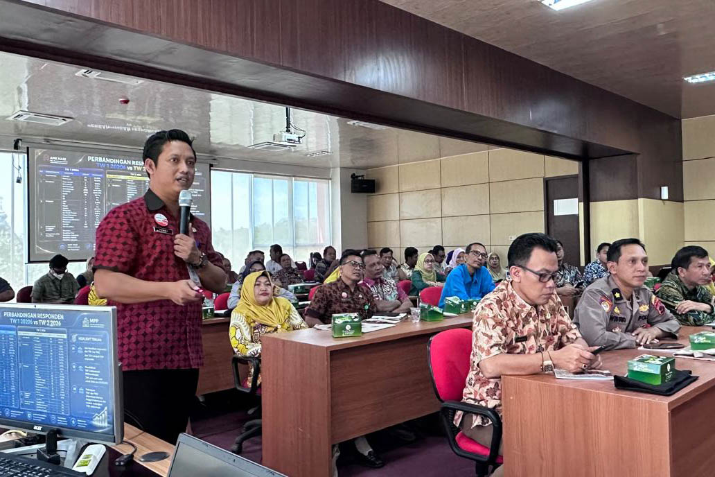 Kabag Organisasi Setda berikan materi pada Forum Konsultasi Publik FKP bertema Optimalisasi Survei Kepuasan Masyarakat SKM sebagai Instrumen Peningkatan Kualitas Pelayanan yang diselenggarakan di Mal Pelayanan Publik