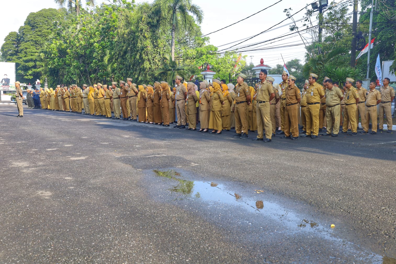 Peserta Apel Menyimak Arahan Pembina Apel