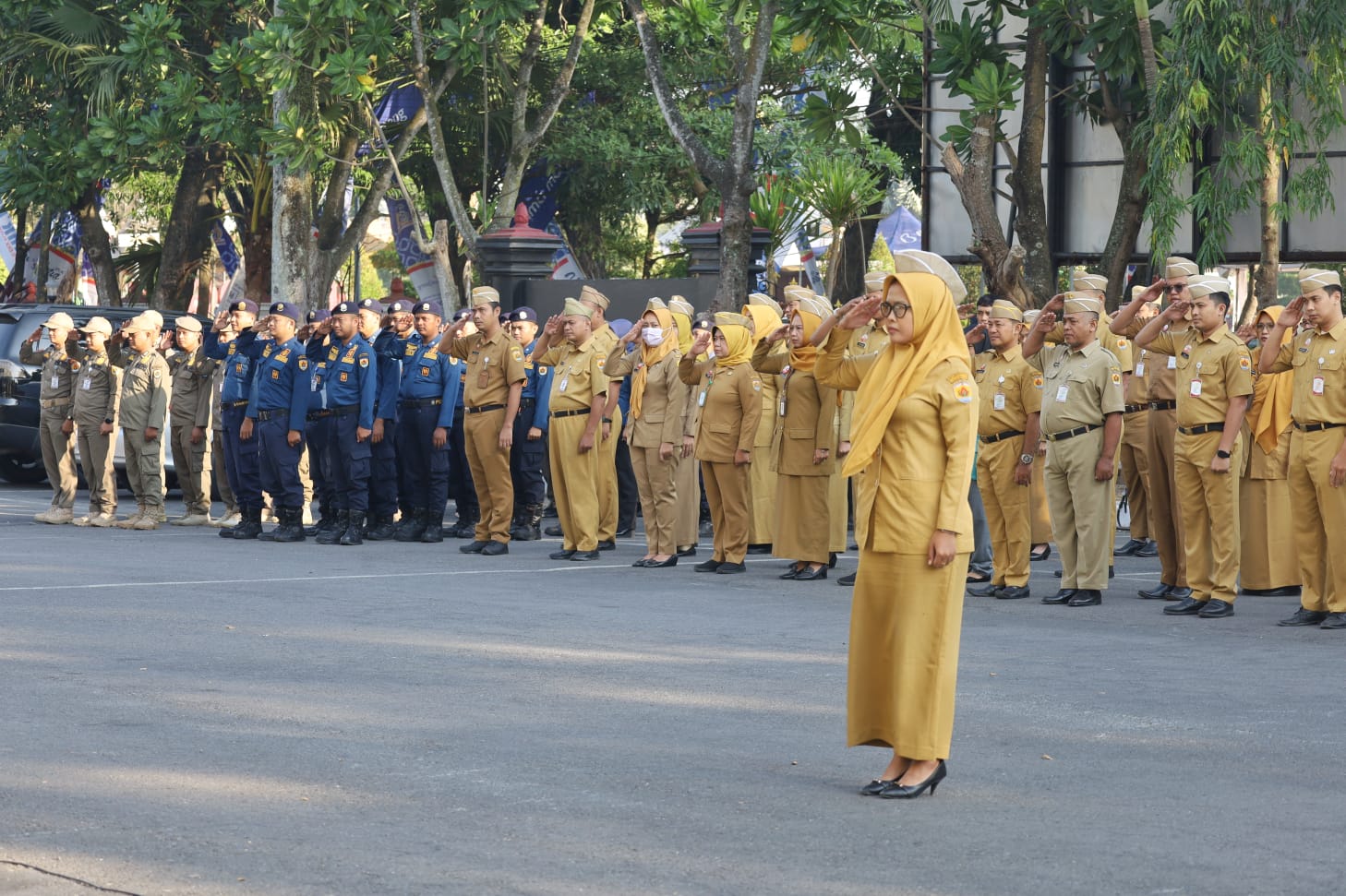 Ratusan aparatur sipil negara ASN dari sejumlah perangkat daerah menyimak arahan dalam apel pagi bersama di halaman Kantor Sekretariat Daerah Kabupaten Grobogan