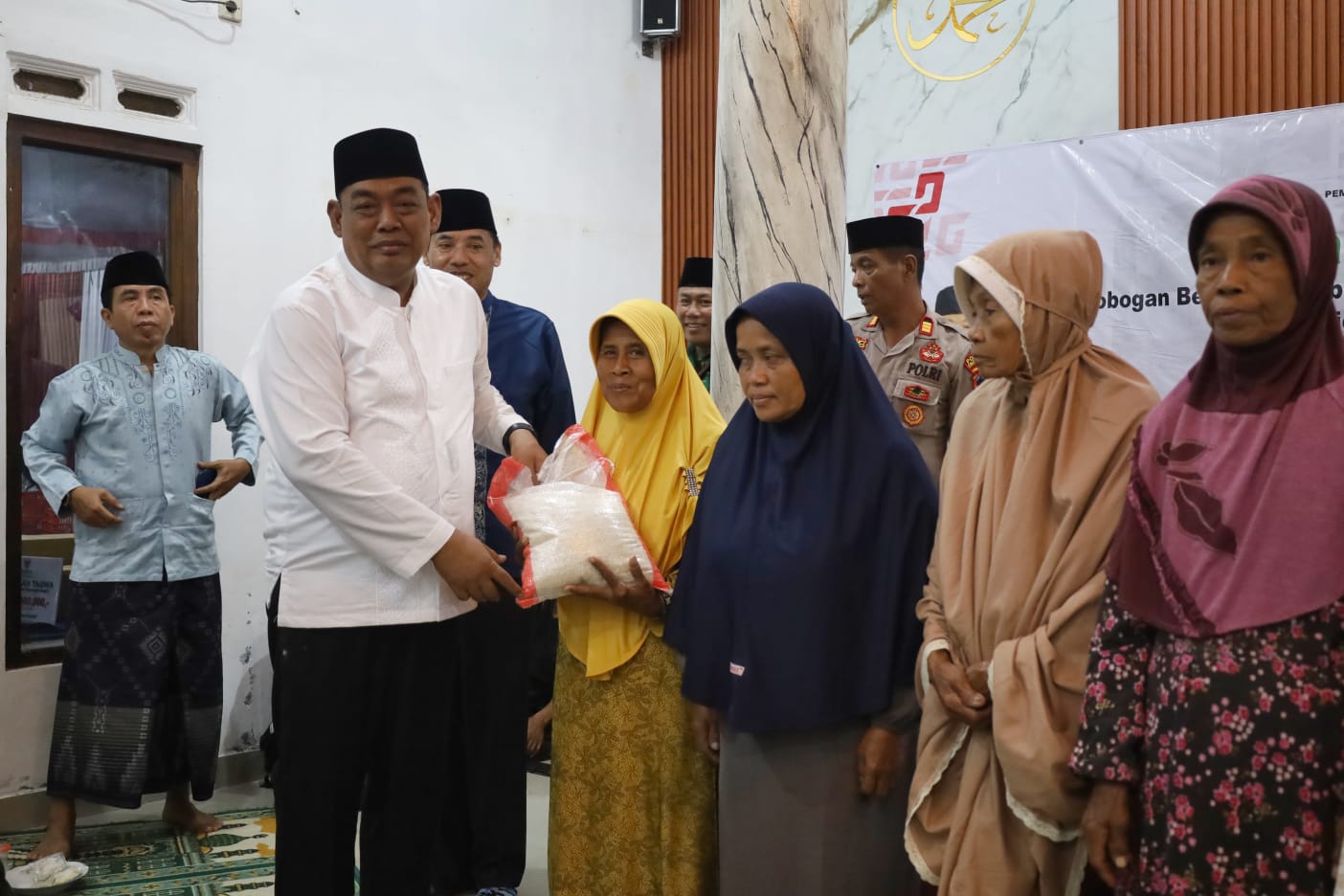 Safari Ramadan di Geyer Bupati serahkan bantuan 250 Kg beras untuk 50 mustahik