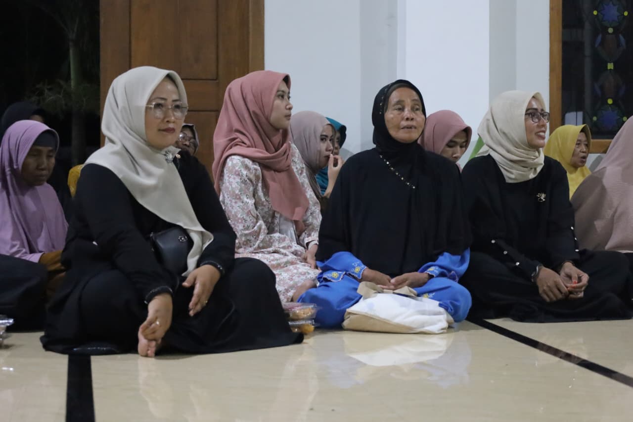 Sejumlah warga Karangpaing menyimak sambutan Sekda