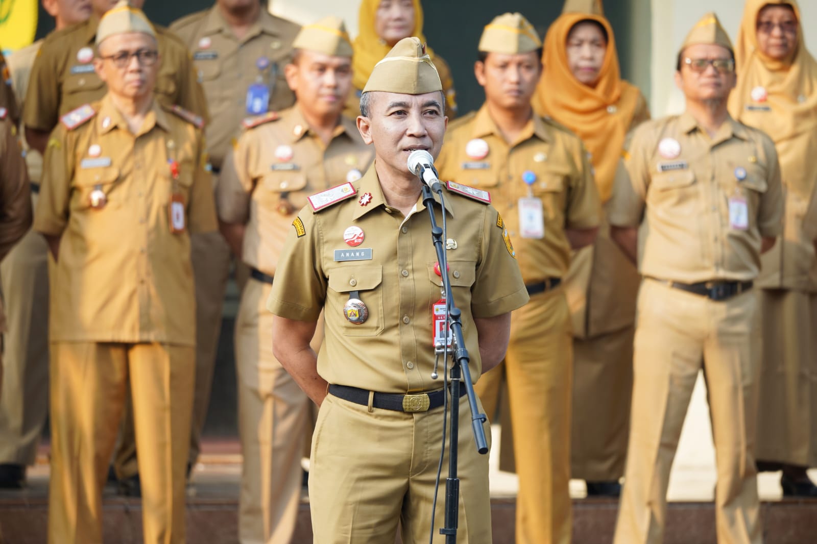 Sekda Grobogan Anang Armunanto memberikan amanat saat memimpin apel pagi aparatur sipil negara ASN di halaman Sekretariat Daerah Kabupaten Groboga