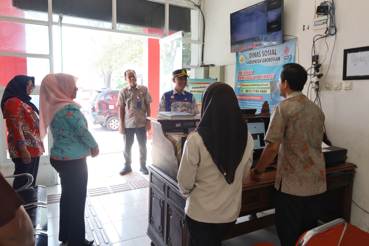 Sekda Grobogan berdialog dengan petugas saat meninjau pelayanan di Dinas Sosialjpeg