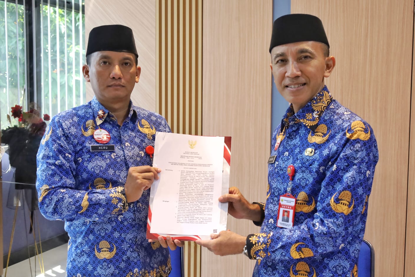 Sekda Menyerahkan SK kepada Heru Dwi Cahyono selaku Plt Direktur PDAM Purwa Tirta Dharma