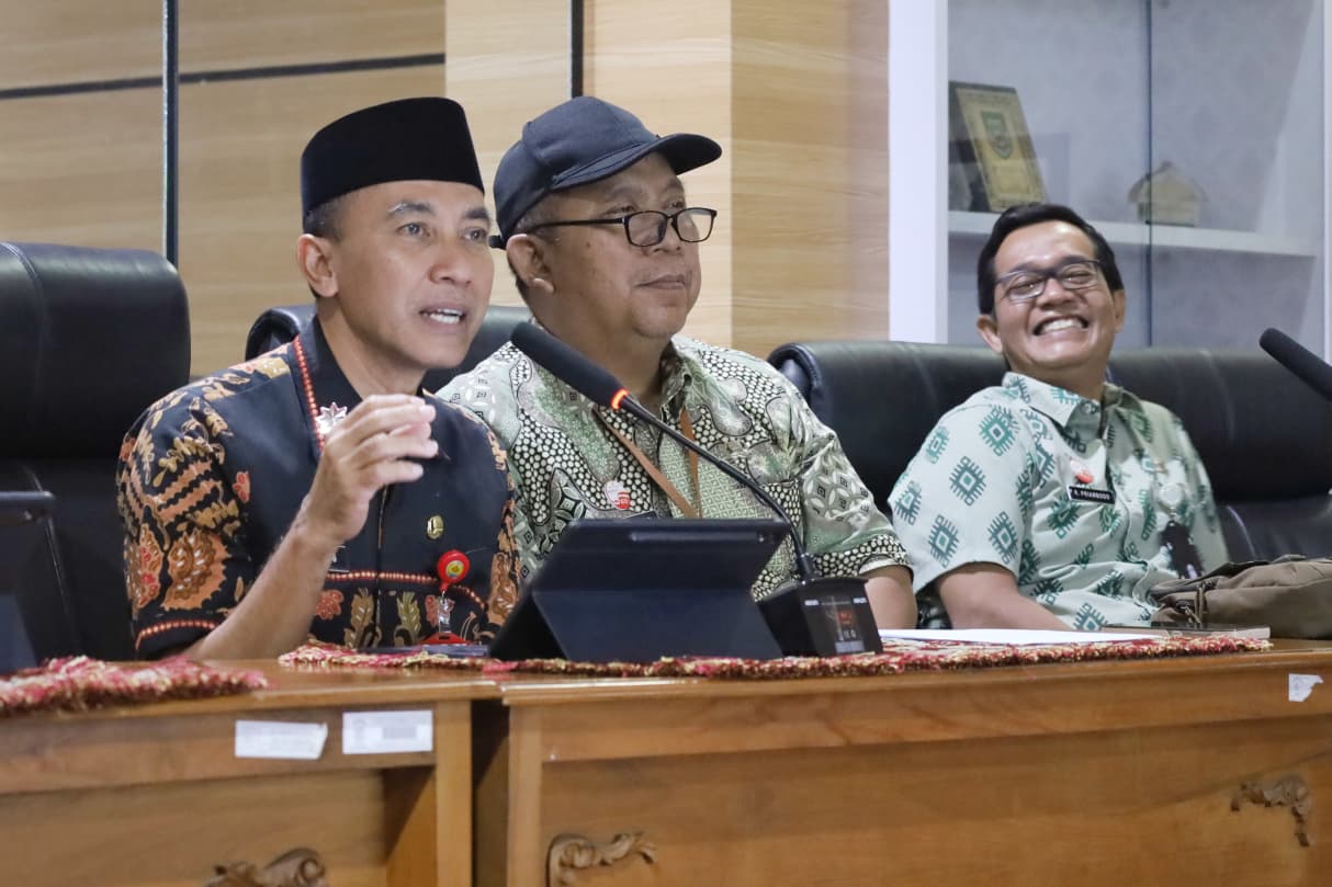 Sekretaris Daerah Sekda Kabupaten Grobogan Anang Armunanto kiri memberikan arahan dalam rapat koordinasi pengelolaan Badan Layanan Umum Daerah BLUD di ruang rapat Wakil Bupati
