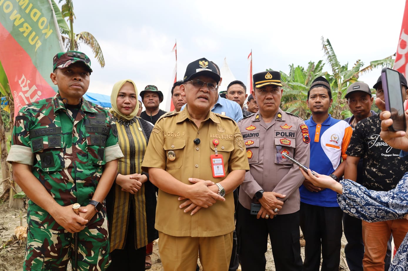 Wabup Sugeng Prasetyo berikan keterangan pada media pada kegiatan groundbreaking jembatan garuda di Desa Kedungrejo